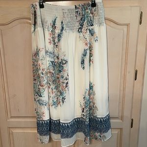 NWT size L LOFT midi skirt. The colors are blue hues on a cream background! 💃